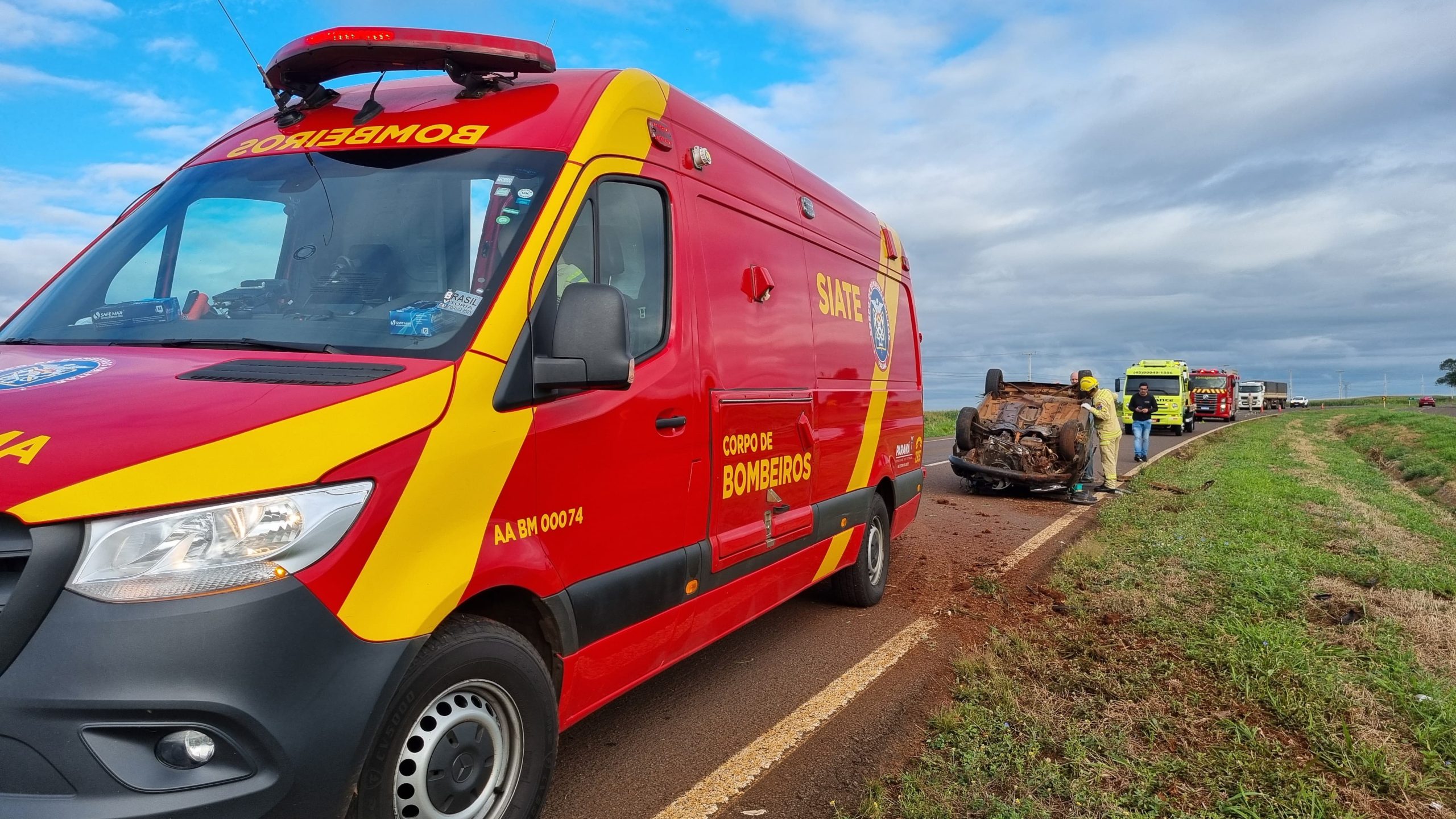Peugeot capota na BR-467 e Corpo de Bombeiros é acionado Peugeot capota na BR-467 e Corpo de Bombeiros é acionado