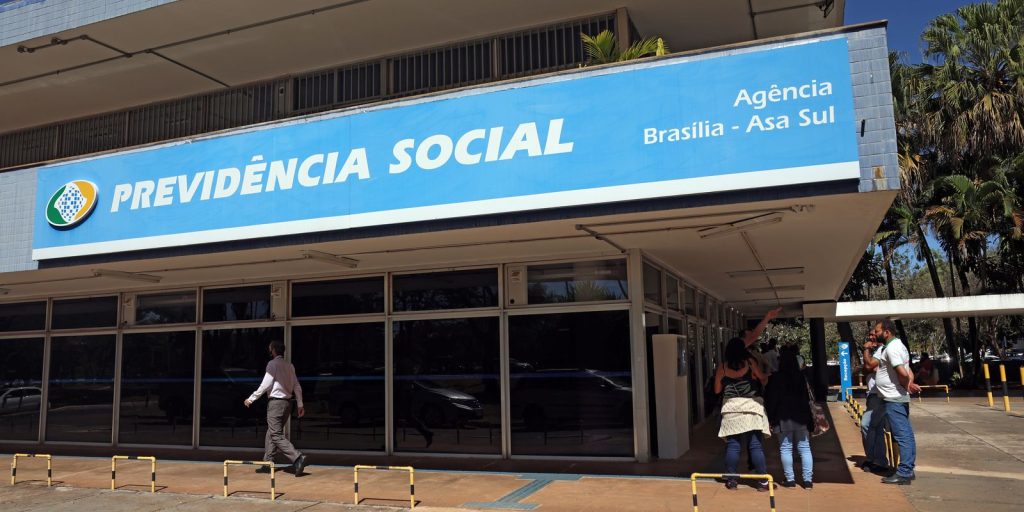 Governo retoma bônus de produtividade para reduzir filas do INSS Governo retoma bônus de produtividade para reduzir filas do INSS