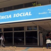 Imagem referente a Governo retoma bônus de produtividade para reduzir filas do INSS