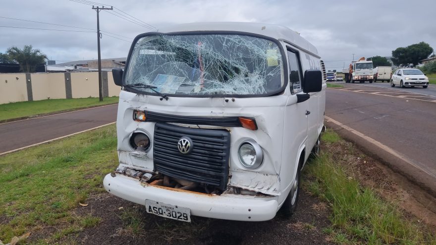 Mais um acidente é registrado na BR-277; Parte frontal de Kombi fica destruída após colisão com caminhão
