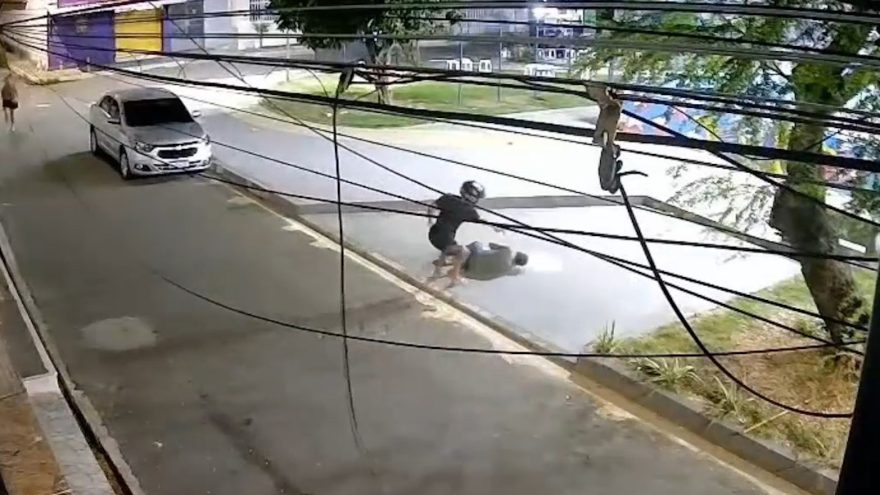 “Vai me matar, é?”: Vídeo flagra execução de homem em praça pública com 9 disparos