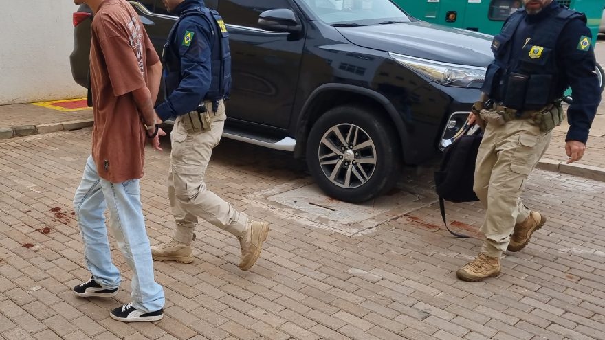 Homem é preso pela PRF em posse de caminhonete furtada