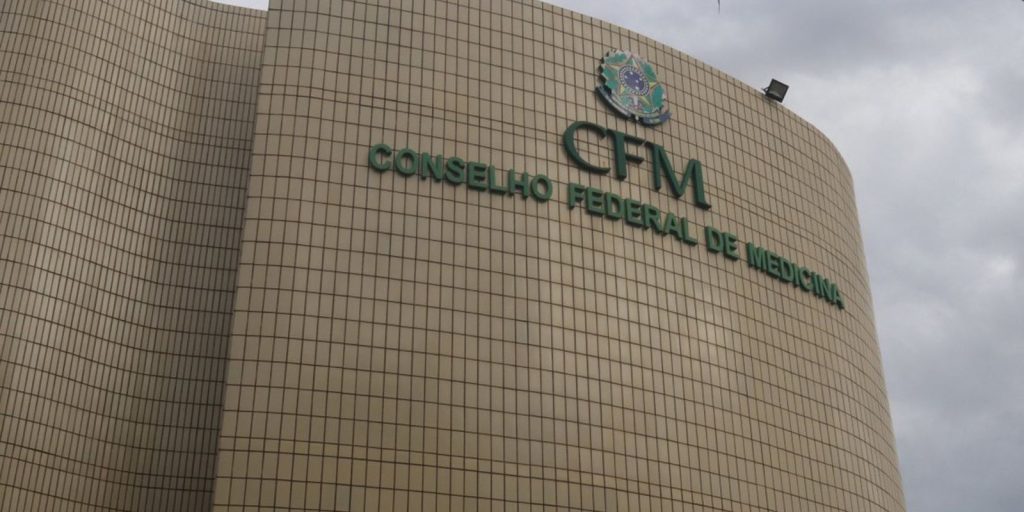 CFM veta terapia hormonal para menor de 18 anos e restringe cirurgias CFM veta terapia hormonal para menor de 18 anos e restringe cirurgias