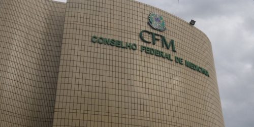 Imagem referente a CFM veta terapia hormonal para menor de 18 anos e restringe cirurgias