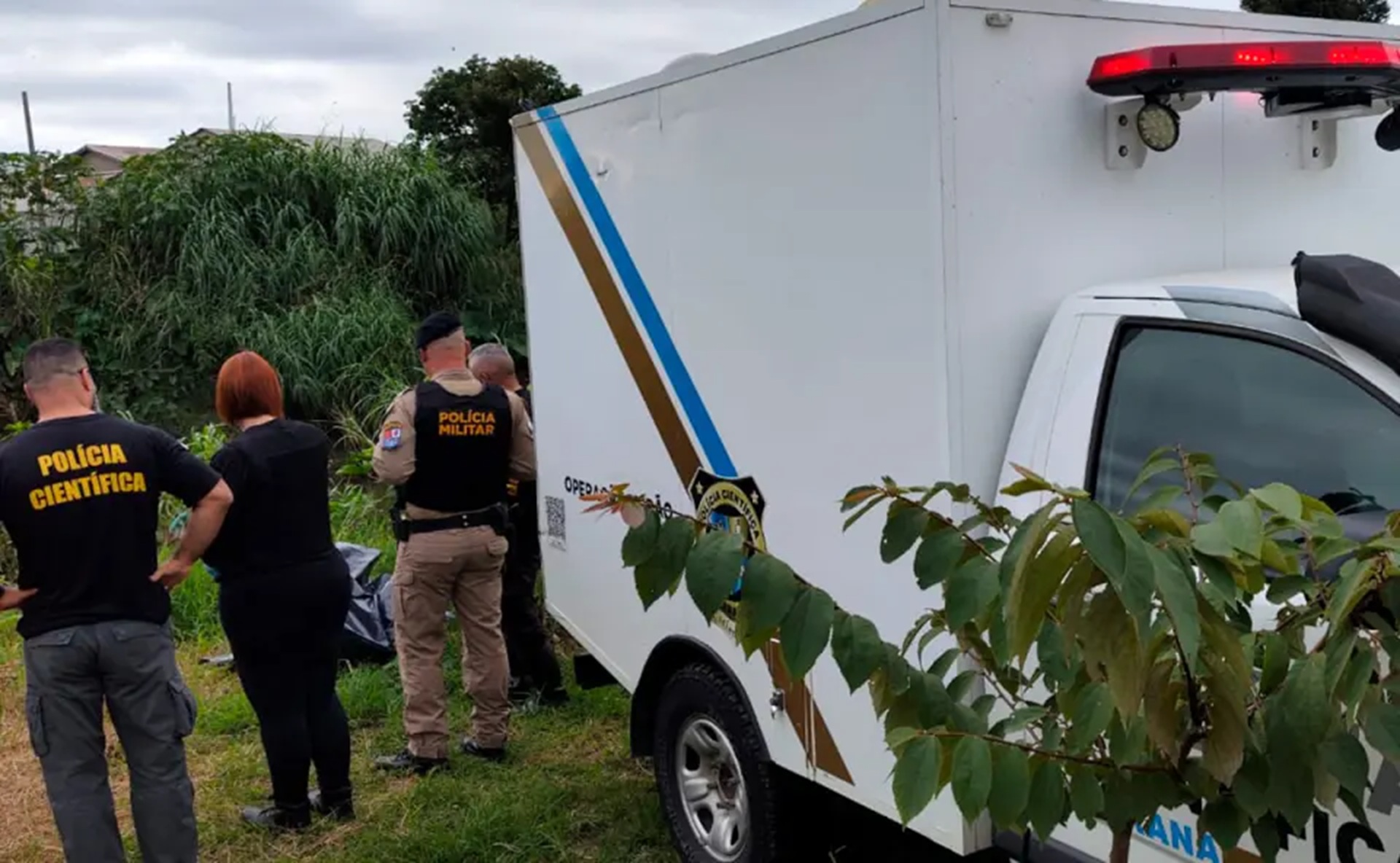 Morte misteriosa: homem é encontrado sem vida ao lado de garrafa de bebida