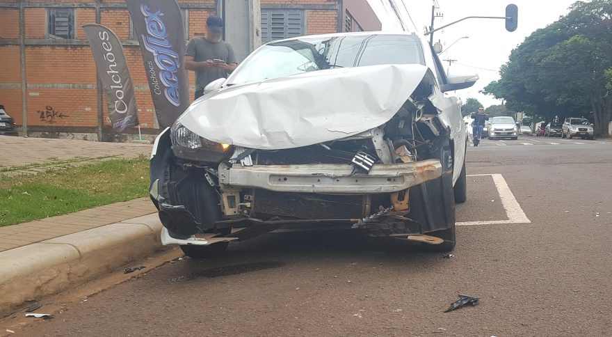Prisma e Argo colidem no Centro de Cascavel