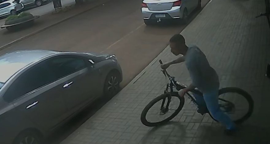 Polícia Civil pede ajuda para identificar ladrão de bicicleta