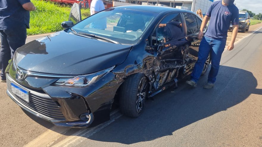 Acidente entre Corolla e caminhão mobiliza PRF na BR-277 em Cascavel