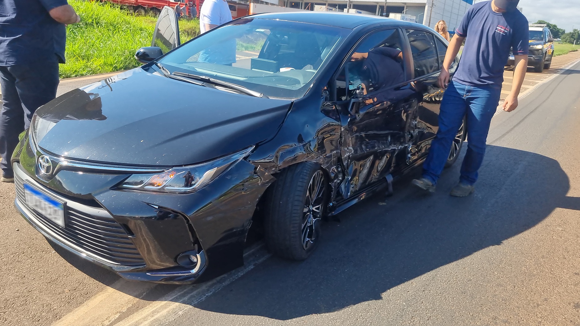 Acidente entre Corolla e caminhão mobiliza PRF na BR-277 em Cascavel