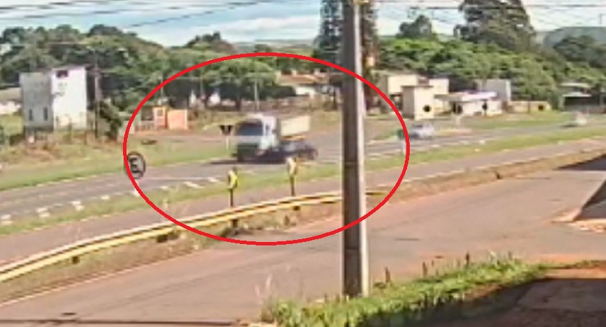 Câmera registra acidente entre Corolla e caminhão na BR-277, em Cascavel