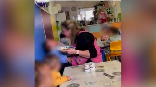 Chocante: Babá é detida por agressão a bebê e reutilização de comida caída em creche