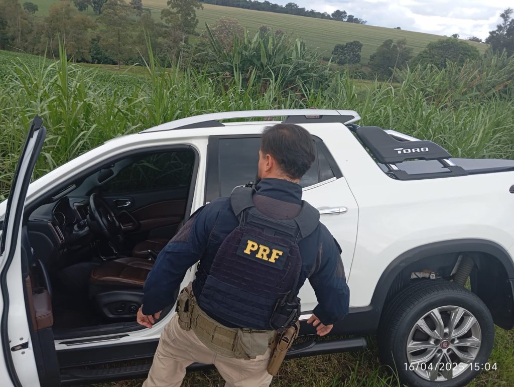 PRF recupera veículo furtado após tentativa de fuga na BR-277, em Céu Azul PRF recupera veículo furtado após tentativa de fuga na BR-277, em Céu Azul