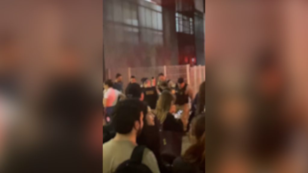 Noite de pânico em Cascavel: rapaz ameaça pessoas com faca perto de faculdade Noite de pânico em Cascavel: rapaz ameaça pessoas com faca perto de faculdade