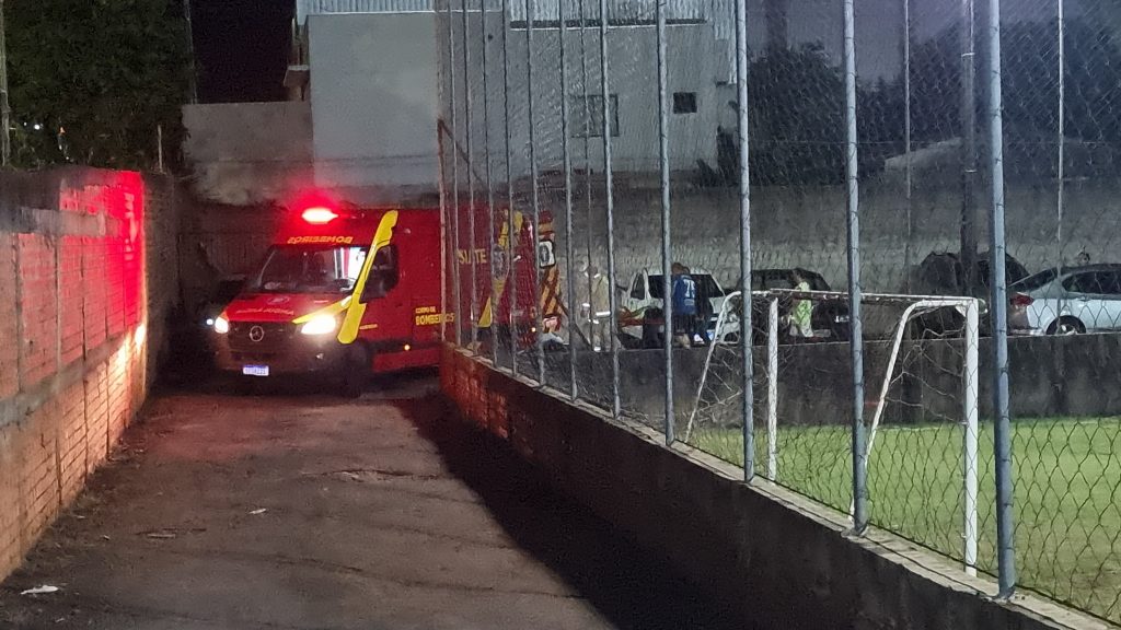Jovem é socorrido pelo Siate após lesionar joelho durante jogo de futebol no São Cristóvão