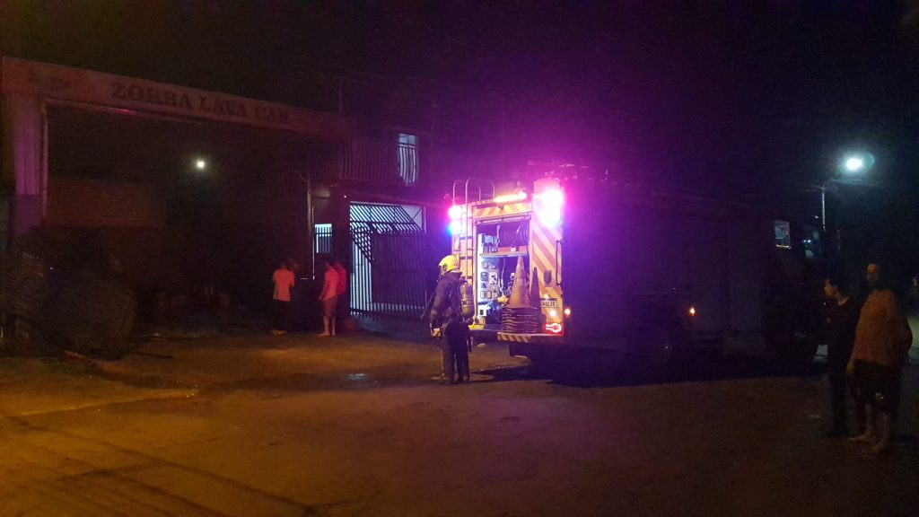 Veículo Strada pega fogo em lava-car no Bairro Brasília em Cascavel Veículo Strada pega fogo em lava-car no Bairro Brasília em Cascavel