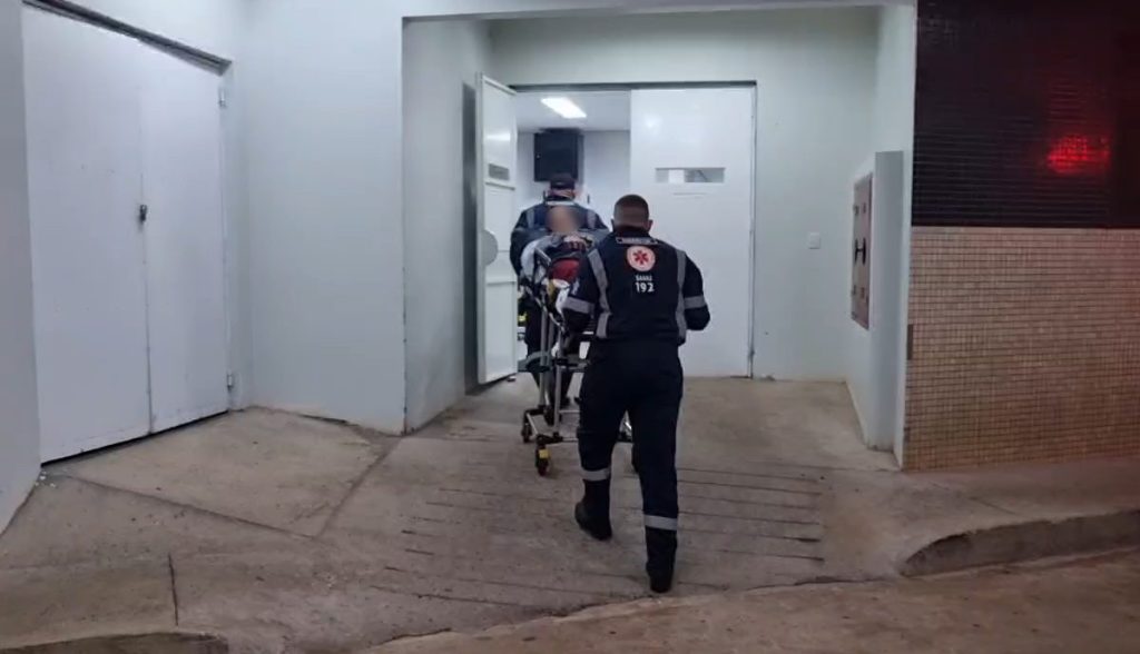 Mulher em crise convulsiva é atendida pelo Samu no Bairro Santa Cruz