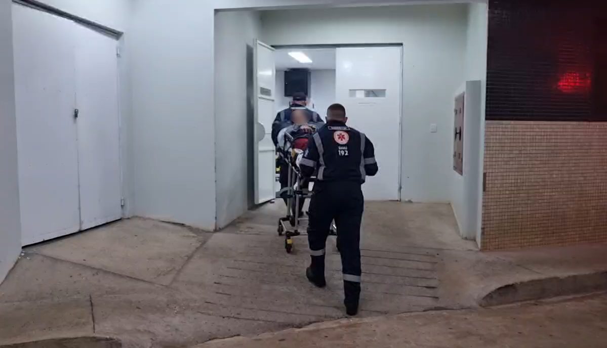 Mulher em crise convulsiva é atendida pelo Samu no Bairro Santa Cruz