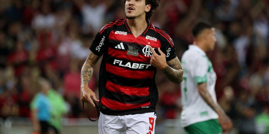 Flamengo goleia no Maracanã para liderar o Campeonato Brasileiro Flamengo goleia no Maracanã para liderar o Campeonato Brasileiro