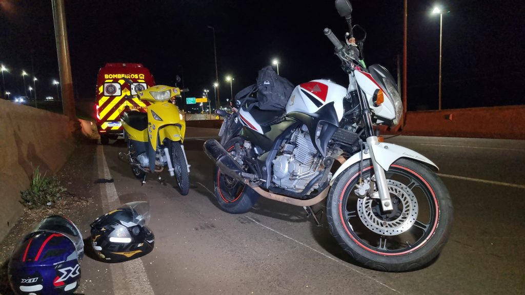 Batida entre duas motos no Trevo Cataratas deixa rapaz ferido Batida entre duas motos no Trevo Cataratas deixa rapaz ferido