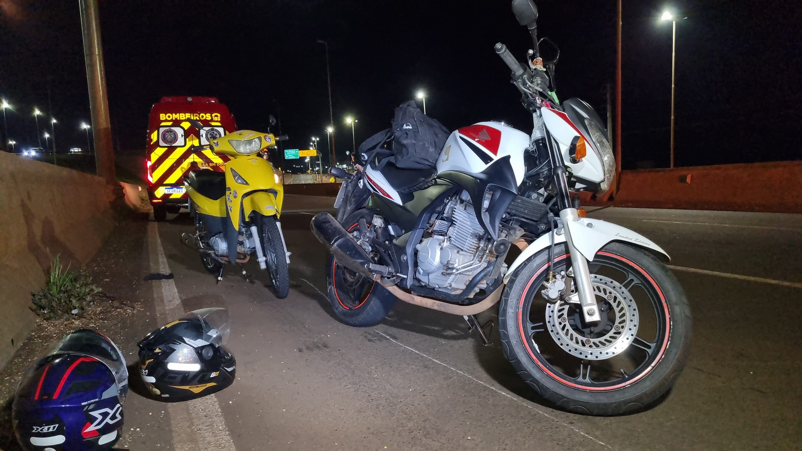 Batida entre duas motos no Trevo Cataratas deixa rapaz ferido