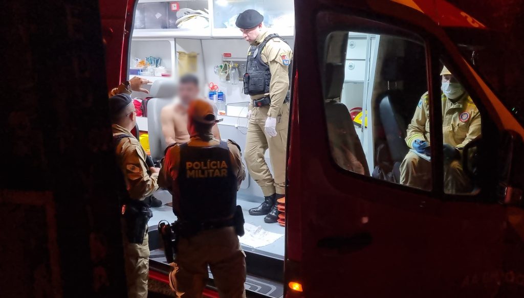 Homem fere o próprio pescoço com faca durante discussão familiar no Brasmadeira
