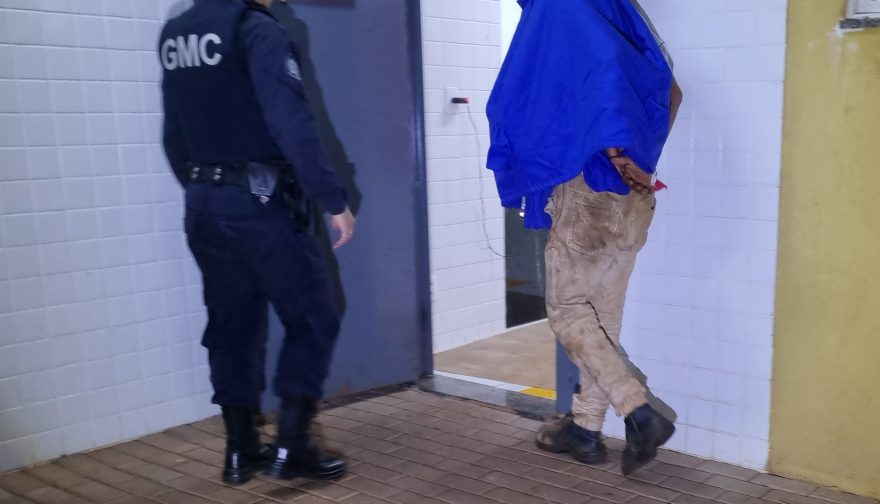 Homem é preso pela GM no Tarumã com mandado por tráfico de drogas