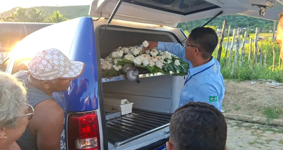 Sob forte comoção, corpo da bebê Ana Beatriz é sepultado em Alagoas