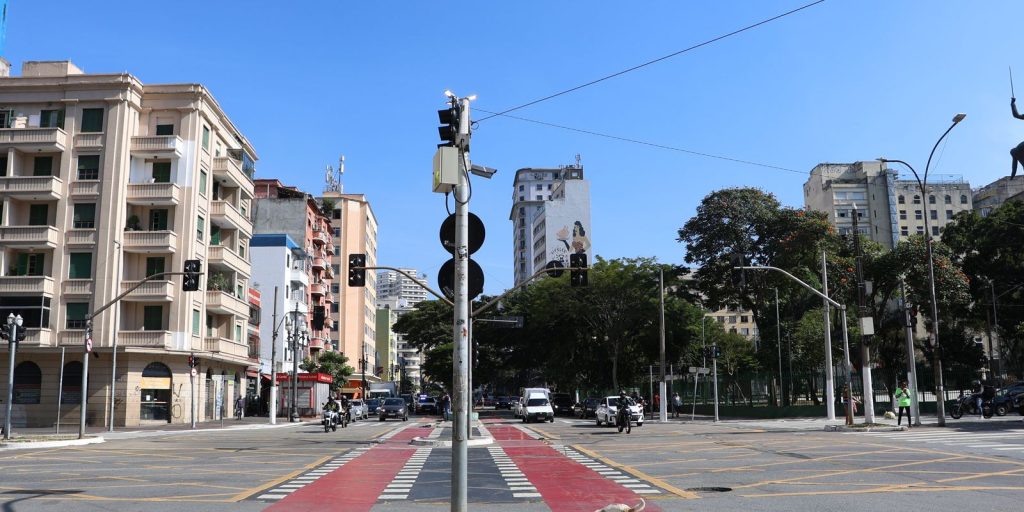 Cai à metade proporção de brasileiros que vivem em ruas sem calçada Cai à metade proporção de brasileiros que vivem em ruas sem calçada