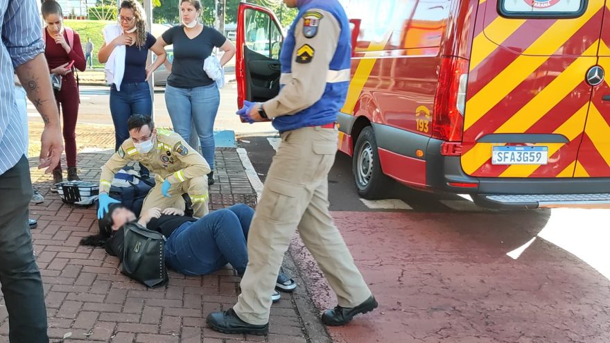 Mulher fica inconsciente ao colidir veículo elétrico em motocicleta no bairro São Cristóvão