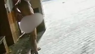 Imagem referente a Só de calcinha rosa, homem é flagrado se tocando em quiosque
