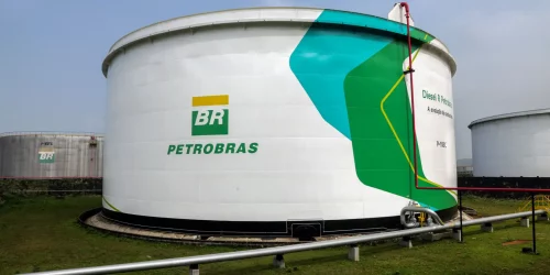 Petrobras anuncia nova redução no preço do diesel em R$ 0,12 por litro Imagem referente a Petrobras anuncia nova redução no preço do diesel em R$ 0,12 por litro