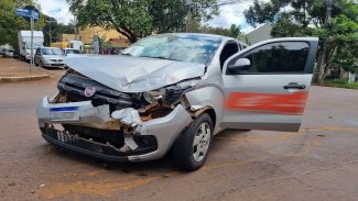 Mobi fica com a frente destruída após acidente no Centro de Cascavel