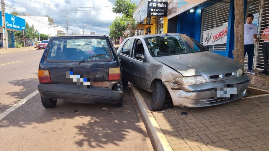 Pancada entre Uno, Palio e Fox causa alvoroço na Rua Xavantes