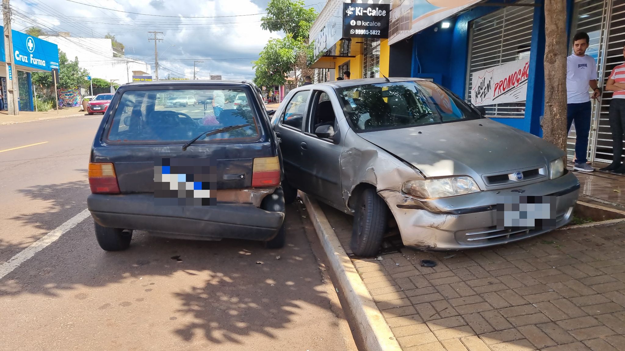Pancada entre Uno, Palio e Fox causa alvoroço na Rua Xavantes
