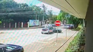 Câmera de segurança flagra Mobi avançando placa de PARE e atingindo SUV no Centro de Cascavel