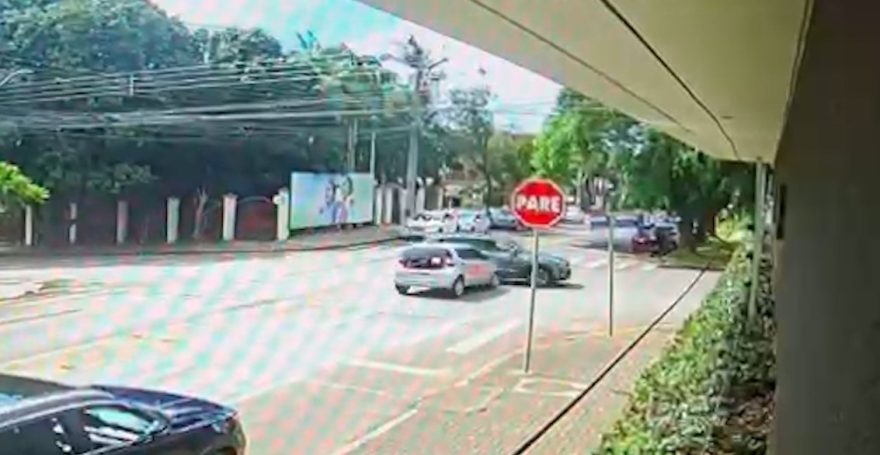 Câmera de segurança flagra Mobi avançando placa de PARE e atingindo SUV no Centro de Cascavel