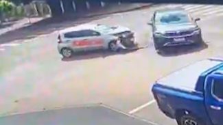 Por outro ângulo: Veja colisão entre Mobi e SUV no Centro de Cascavel