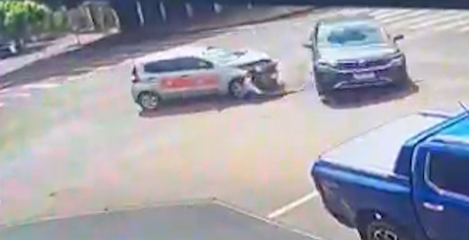 Por outro ângulo: Veja colisão entre Mobi e SUV no Centro de Cascavel