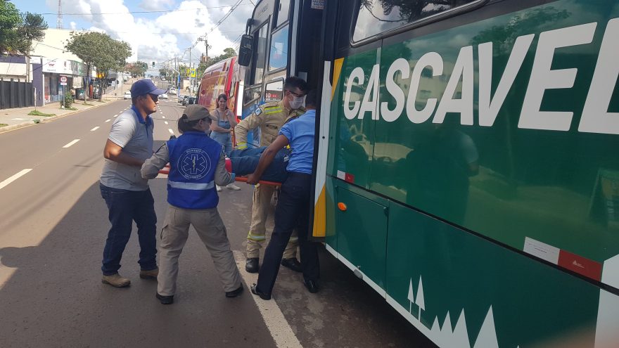 Pessoa ferida é socorrida pelo Siate dentro de ônibus do transporte coletivo de Cascavel
