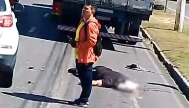 Imagem referente a Vídeo: Motociclista tem cabeça esmagada por caminhão em Manaus