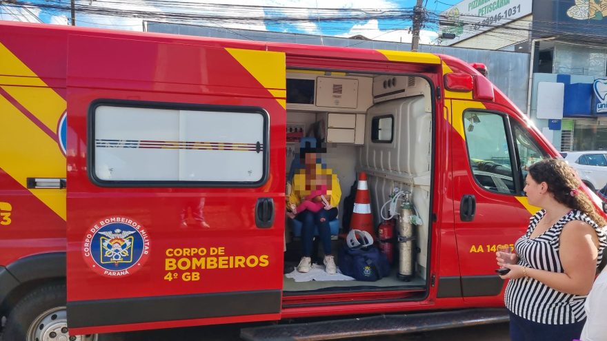 Com bebê no colo, mulher tropeça e cai na Rua Cuiabá