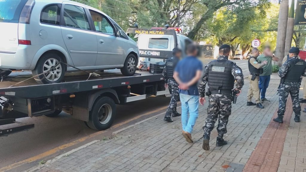 Trio é detido no Riviera com carro carregado com cigarros Trio é detido no Riviera com carro carregado com cigarros