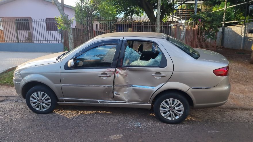 Siena e moto se envolvem em acidente no Bairro Santa Felicidade em Cascavel; rapaz fica ferido