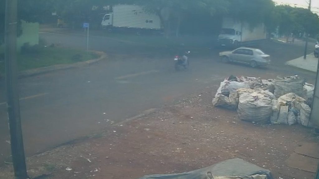 Câmera de segurança flagra batida de trânsito no Bairro Santa Felicidade Câmera de segurança flagra batida de trânsito no Bairro Santa Felicidade