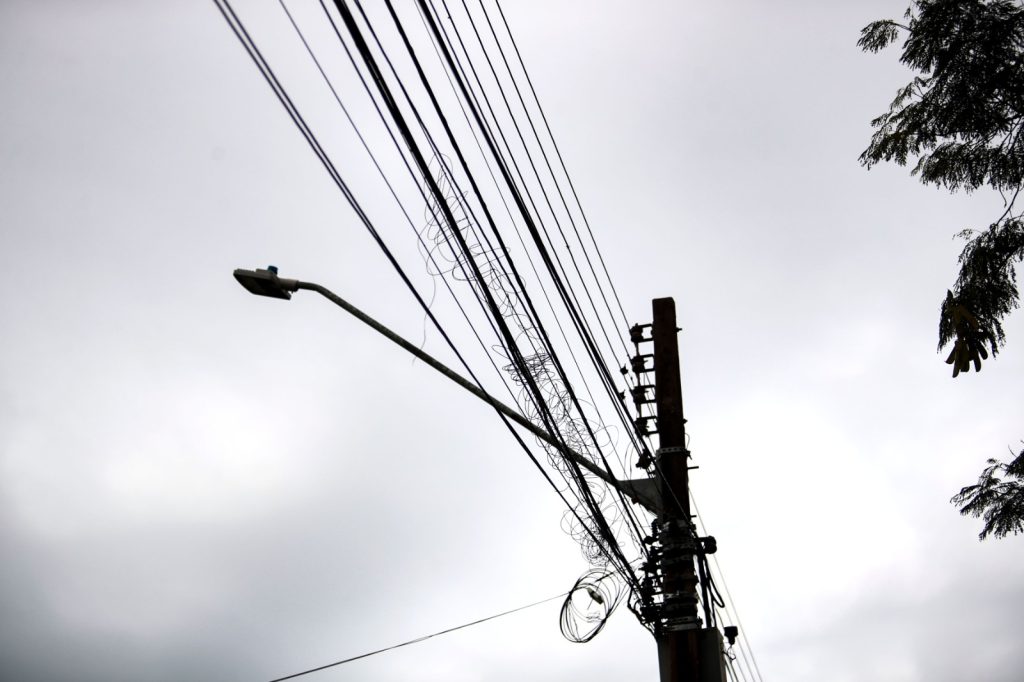 Colisão contra poste deixa moradores de Sede Alvorada sem luz; Equipes da Copel são acionadas