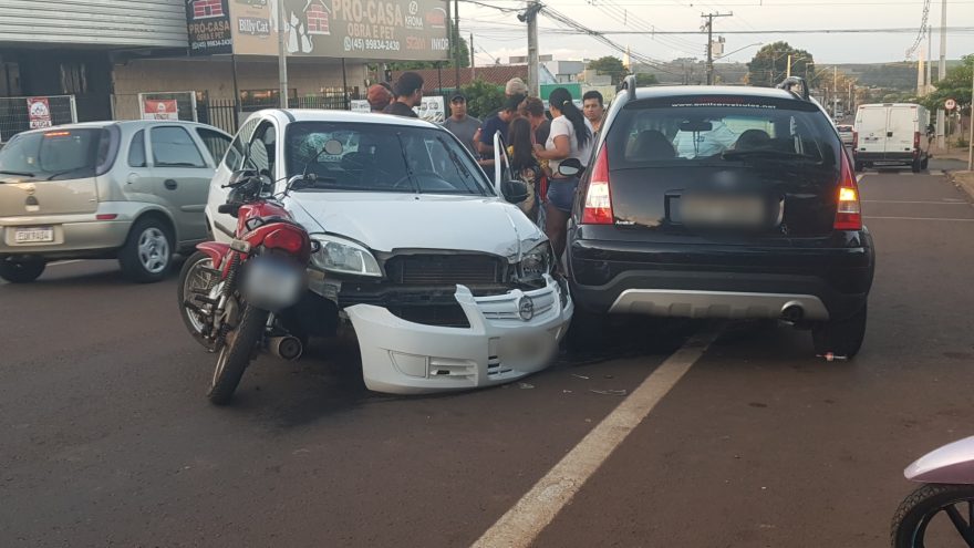 Quatro veículos se envolvem em acidente na Rua Leonardo da Vinci
