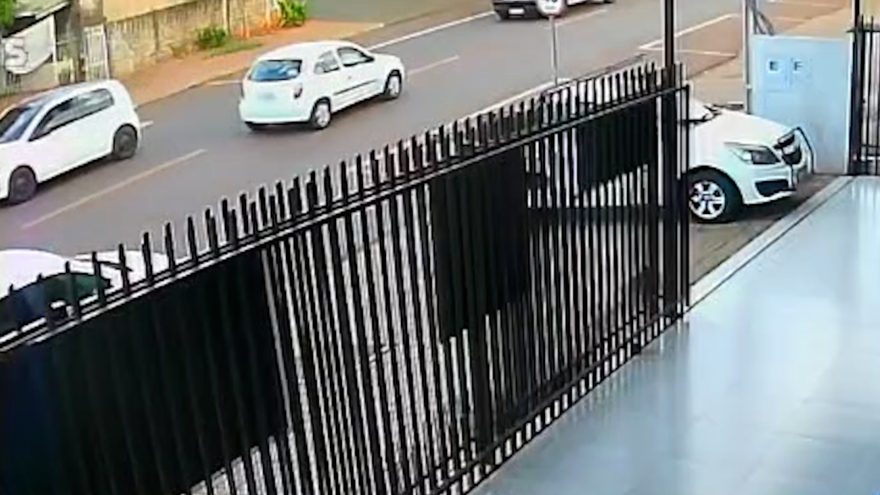 Câmera de segurança flagra batida que envolveu 4 veículos na Rua Leonardo da Vinci em Cascavel