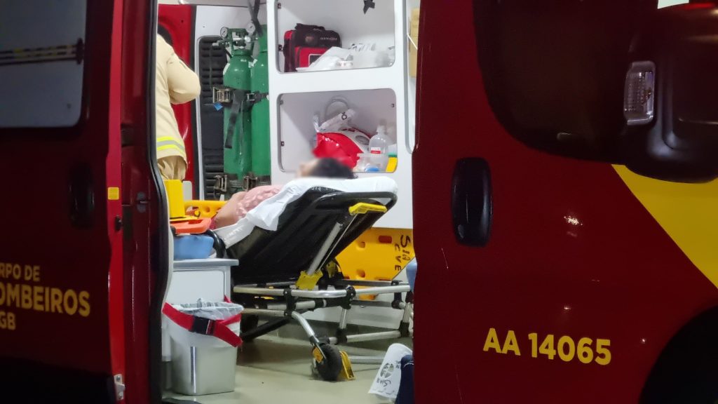 Idosa é socorrida pelo Siate após sofrer queda no Bairro Santa Felicidade