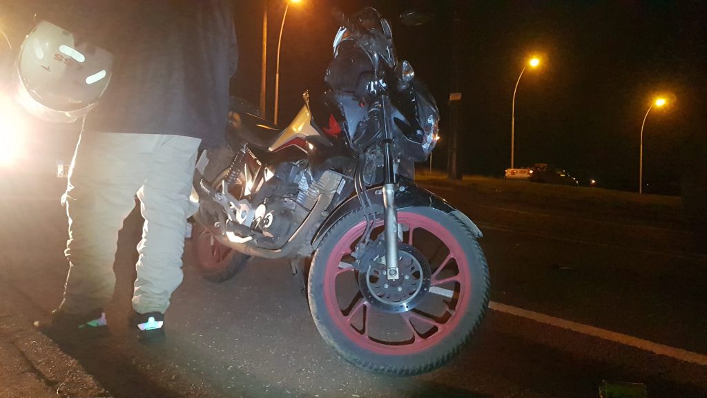 Acidente entre carro e moto é registrado no viaduto da Rua Jacarezinho Acidente entre carro e moto é registrado no viaduto da Rua Jacarezinho