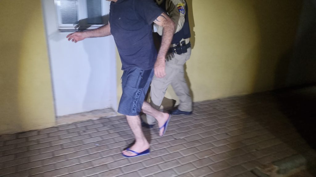 Homem embriagado provoca acidente e é preso no Bairro Floresta Homem embriagado provoca acidente e é preso no Bairro Floresta